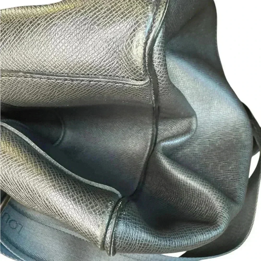Louis Vuitton Taiga Roman MM Shoulder Bag Messager  Crossbody Bag.